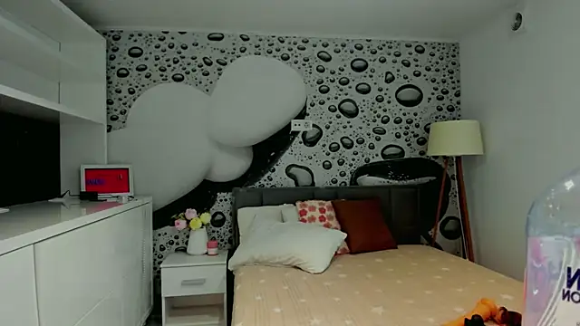 Snapshot of AlmaFancy chatting on September 2025 04:59:02 AM AlmaFancy online show from September 2025 04:59:02 AM