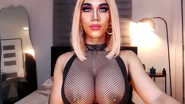 Snapshot of MassiveCockxMistress chatting on January 2025 08:00:01 PM MassiveCockxMistress online show from January 2025 08:00:01 PM