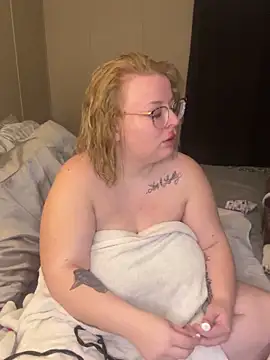 Snapshot of Blondiee_x chatting on December 2024 02:17:02 AM Blondiee x online show from December 2024 02:17:02 AM