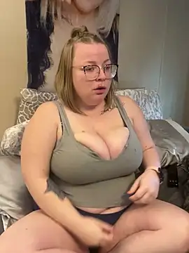 Snapshot of Blondiee_x chatting on January 2025 09:40:01 PM Blondiee x online show from January 2025 09:40:01 PM