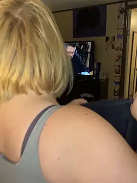 Snapshot of Blondiee_x chatting on February 2025 01:38:01 AM Blondiee x online show from February 2025 01:38:01 AM