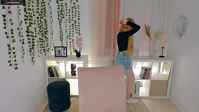 Laly Peach online show from November 2025 04:16:02 PM