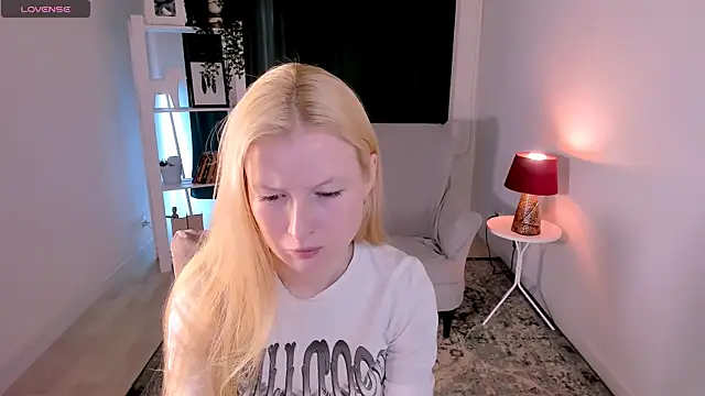 Snapshot of Laly_Peach chatting on July 2026 08:18:02 AM Laly Peach online show from July 2026 08:18:02 AM