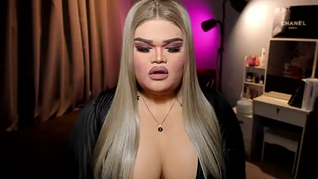 KarolinaThompson online show from December 2024 06:38:02 PM