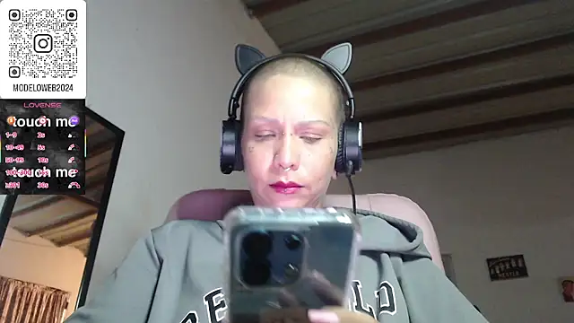 Snapshot of moon_cat85 chatting on March 2025 01:37:02 AM moon cat85 online show from March 2025 01:37:02 AM