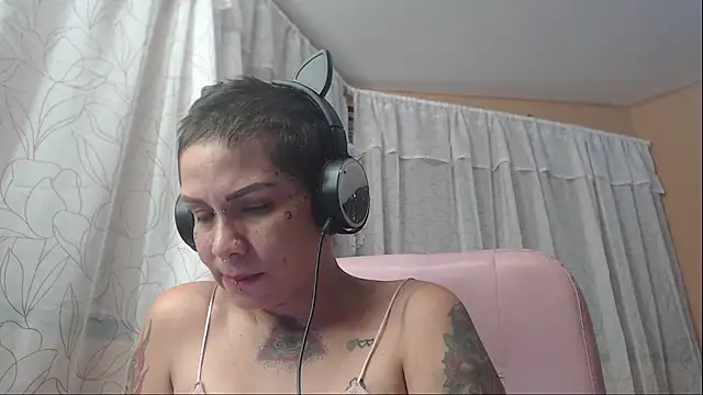 moon cat85 online show from October 2025 10:07:01 PM