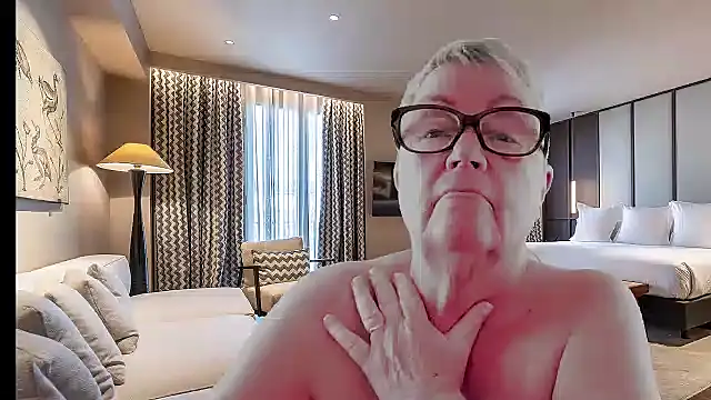 GrannyChrissy68 online show from January 2026 01:36:01 PM