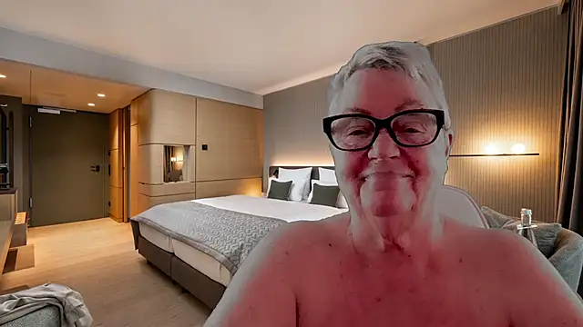 GrannyChrissy68 online show from January 2026 03:39:01 PM