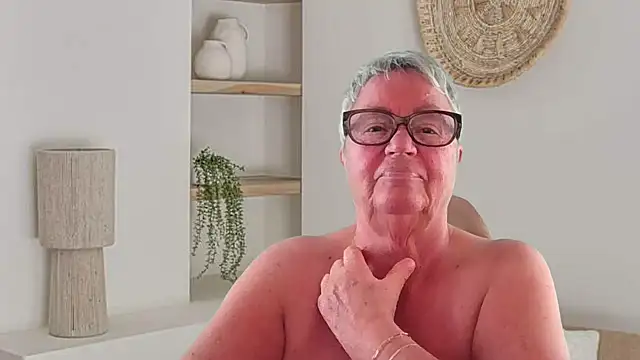 GrannyChrissy68 online show from April 2026 09:32:02 PM