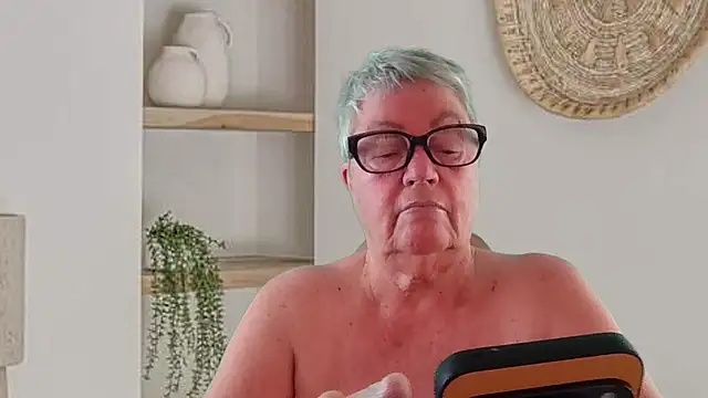 GrannyChrissy68 online show from June 2026 11:36:01 AM