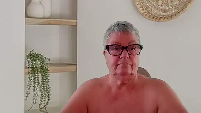 GrannyChrissy68 online show from June 2026 12:33:02 PM