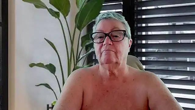 GrannyChrissy68 online show from June 2026 01:55:01 PM