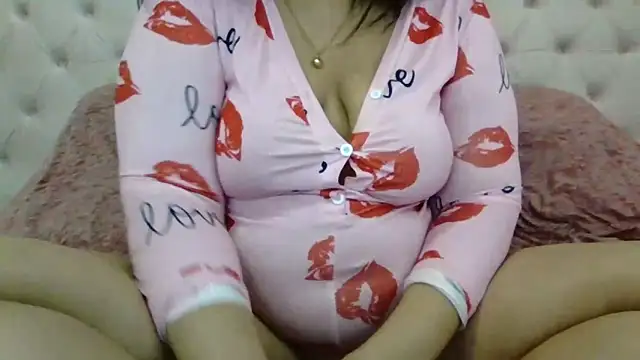 Snapshot of beautylovess chatting on March 2026 04:12:01 PM beautylovess online show from March 2026 04:12:01 PM