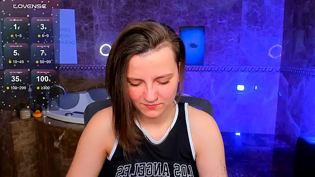 Snapshot of MelindaTin chatting on April 2026 01:42:02 AM MelindaTin online show from April 2026 01:42:02 AM
