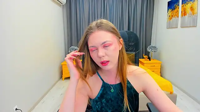 Snapshot of Strawberrye chatting on January 2025 03:30:01 AM Strawberrye online show from January 2025 03:30:01 AM