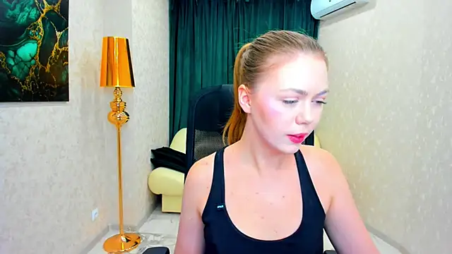 Snapshot of Strawberrye chatting on February 2025 06:31:01 AM Strawberrye online show from February 2025 06:31:01 AM