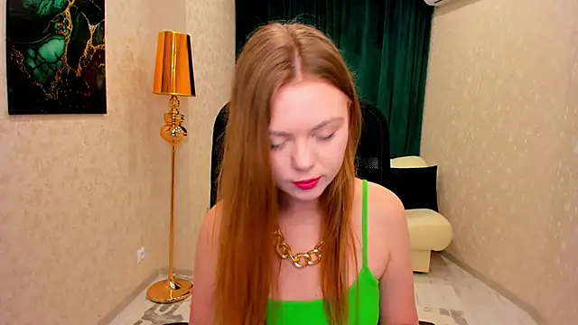 Snapshot of Strawberrye chatting on February 2025 03:40:01 AM Strawberrye online show from February 2025 03:40:01 AM