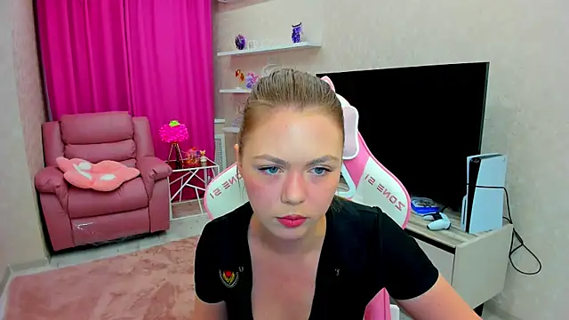 Snapshot of Strawberrye chatting on October 2025 03:28:01 AM Strawberrye online show from October 2025 03:28:01 AM