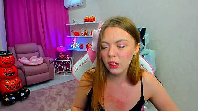 Snapshot of Strawberrye chatting on November 2025 03:27:01 AM Strawberrye online show from November 2025 03:27:01 AM