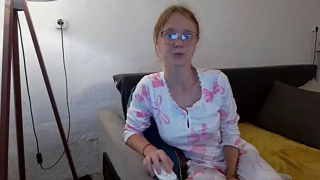 Snapshot of little-leni chatting on June 2026 08:13:02 PM little-leni online show from June 2026 08:13:02 PM