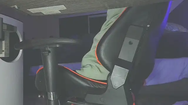 Snapshot of Dick_and_muscles chatting on March 2025 06:16:02 AM Dick and muscles online show from March 2025 06:16:02 AM