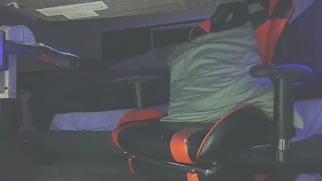 Snapshot of Dick_and_muscles chatting on March 2025 09:21:01 AM Dick and muscles online show from March 2025 09:21:01 AM