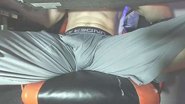 Snapshot of Dick_and_muscles chatting on October 2025 01:05:01 AM Dick and muscles online show from October 2025 01:05:01 AM