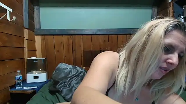 Snapshot of lisaxlovexxx chatting on May 2026 01:44:01 AM lisaxlovexxx online show from May 2026 01:44:01 AM