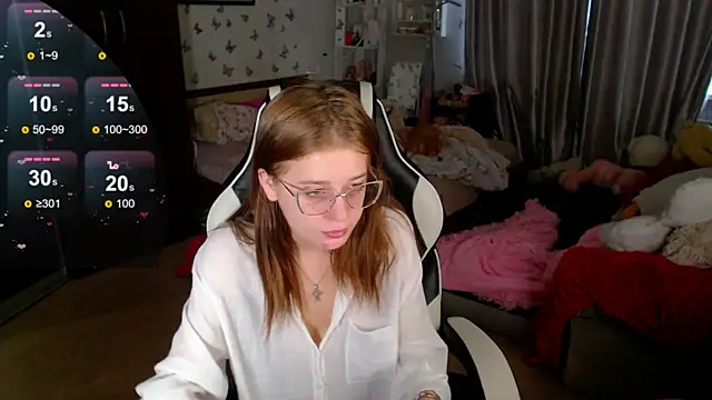 Snapshot of Kira_honeyy chatting on April 2026 06:40:01 AM Kira honeyy online show from April 2026 06:40:01 AM