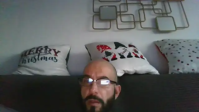 Snapshot of 1977Emilio chatting on December 2024 04:46:02 PM 1977Emilio online show from December 2024 04:46:02 PM
