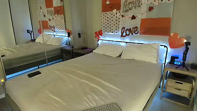 Snapshot of MikyFoxx chatting on February 2025 02:49:01 AM MikyFoxx online show from February 2025 02:49:01 AM