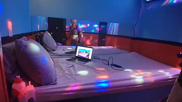 Snapshot of MikyFoxx chatting on March 2025 01:07:01 AM MikyFoxx online show from March 2025 01:07:01 AM