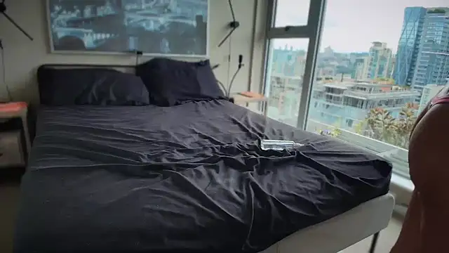 Snapshot of MikyFoxx chatting on October 2025 06:31:01 PM MikyFoxx online show from October 2025 06:31:01 PM