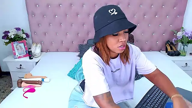 Snapshot of CharlotteWilliams chatting on December 2024 12:46:01 AM CharlotteWilliams online show from December 2024 12:46:01 AM