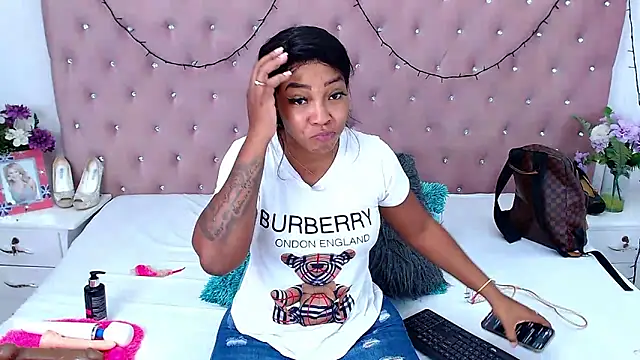 Snapshot of CharlotteWilliams chatting on December 2024 04:05:02 AM CharlotteWilliams online show from December 2024 04:05:02 AM