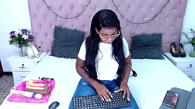 Snapshot of CharlotteWilliams chatting on January 2025 03:23:01 AM CharlotteWilliams online show from January 2025 03:23:01 AM
