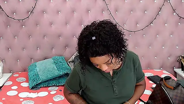 Snapshot of CharlotteWilliams chatting on March 2025 01:59:02 PM CharlotteWilliams online show from March 2025 01:59:02 PM
