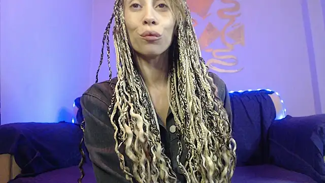 Snapshot of DIOSAHONEY chatting on May 2026 11:21:02 PM DIOSAHONEY online show from May 2026 11:21:02 PM