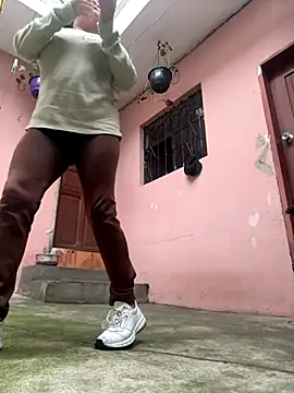 latinfemale online show from November 2025 06:10:01 PM