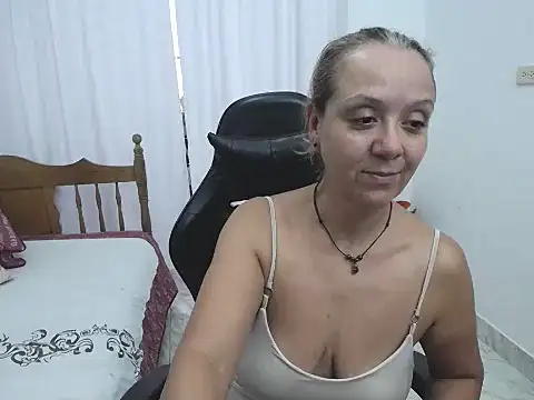 yeslluisa online show from May 2026 07:55:02 PM
