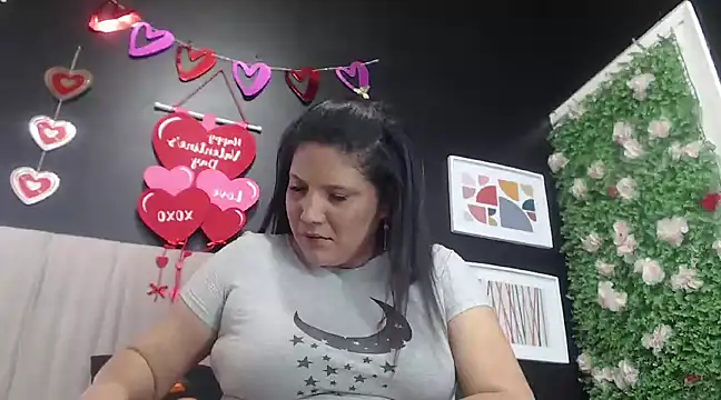 Snapshot of Sharloth_milf chatting on February 2025 03:48:02 PM Sharloth milf online show from February 2025 03:48:02 PM