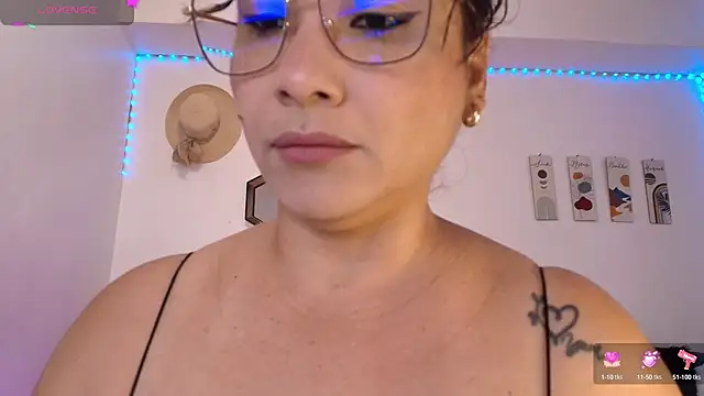 JuliRamirez online show from February 2025 06:31:01 PM