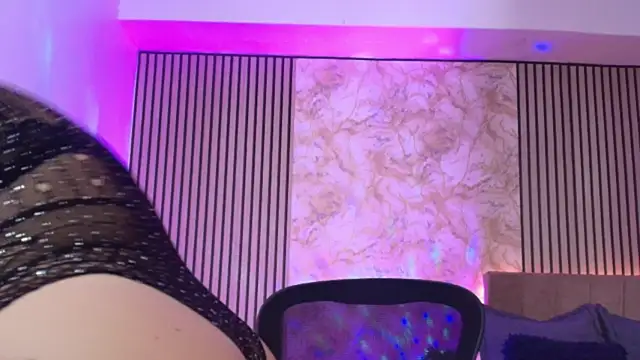 JuliRamirez online show from June 2026 12:18:01 PM