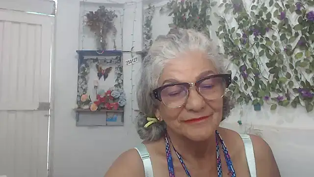 Snapshot of FunnyGrandma chatting on December 2024 06:10:02 PM FunnyGrandma online show from December 2024 06:10:02 PM