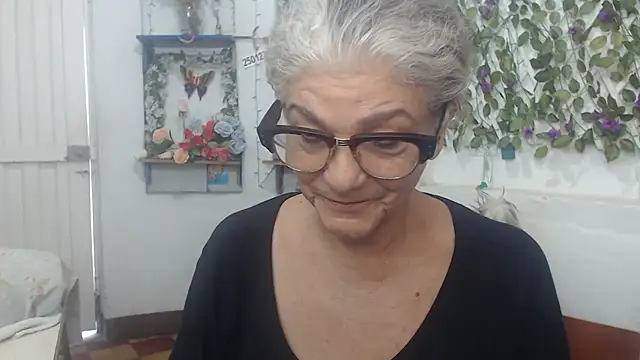 Snapshot of FunnyGrandma chatting on December 2024 07:06:01 PM FunnyGrandma online show from December 2024 07:06:01 PM