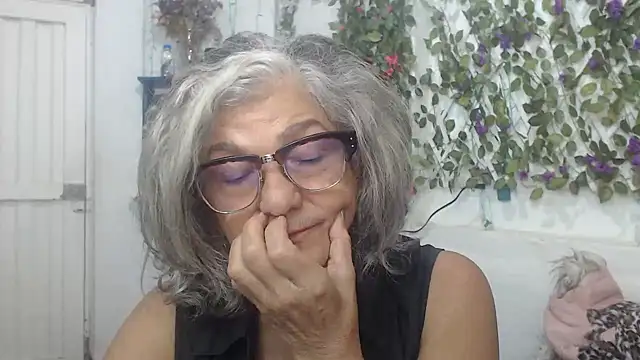 Snapshot of FunnyGrandma chatting on December 2024 03:10:02 AM FunnyGrandma online show from December 2024 03:10:02 AM