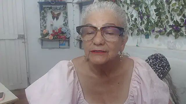 Snapshot of FunnyGrandma chatting on December 2024 01:32:01 AM FunnyGrandma online show from December 2024 01:32:01 AM