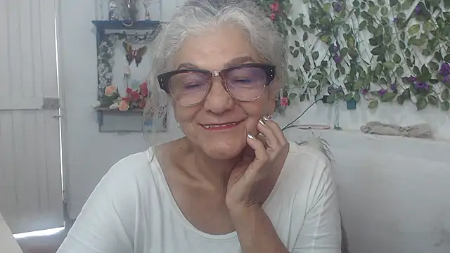 Snapshot of FunnyGrandma chatting on December 2024 04:13:02 PM FunnyGrandma online show from December 2024 04:13:02 PM