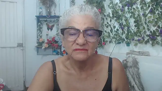 Snapshot of FunnyGrandma chatting on December 2024 12:50:02 AM FunnyGrandma online show from December 2024 12:50:02 AM