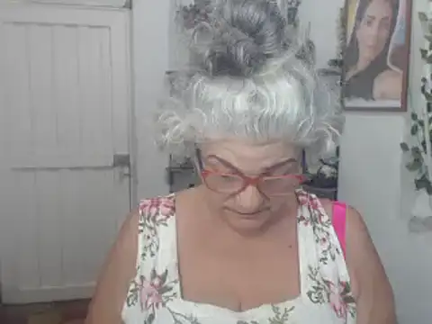 Snapshot of FunnyGrandma chatting on September 2025 12:33:01 AM FunnyGrandma online show from September 2025 12:33:01 AM